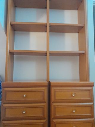Librería de madera con cajones
