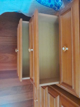 Librería de madera con cajones