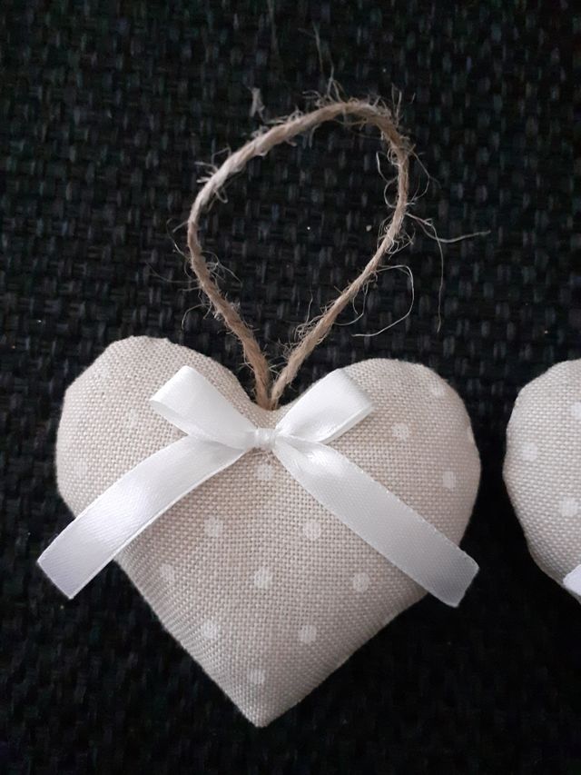 Cuori shabby chic 2 decorazioni beige con fiocco