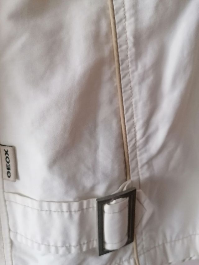 Cazadora blanca. Geox.