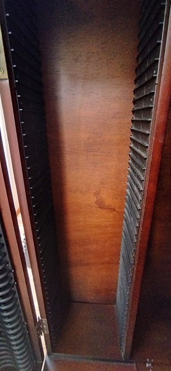 PORTA CDS Y DVDS  MUEBLE- ARMARIO