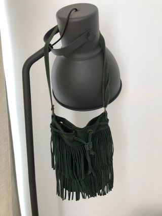 Bolso con flecos verde de ante. Cuero auténtico.