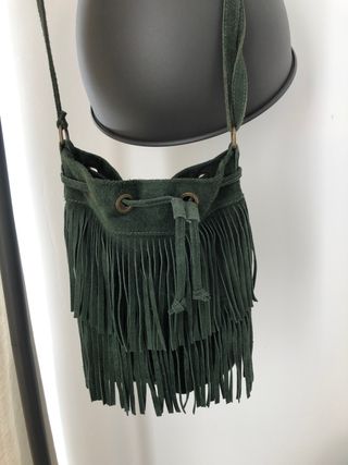 Bolso con flecos verde de ante. Cuero auténtico.