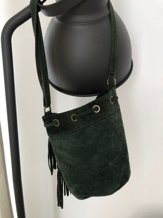 Bolso con flecos verde de ante. Cuero auténtico.