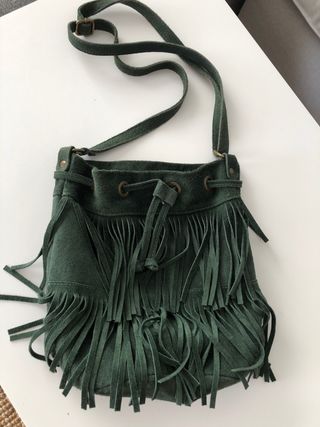 Bolso con flecos verde de ante. Cuero auténtico.