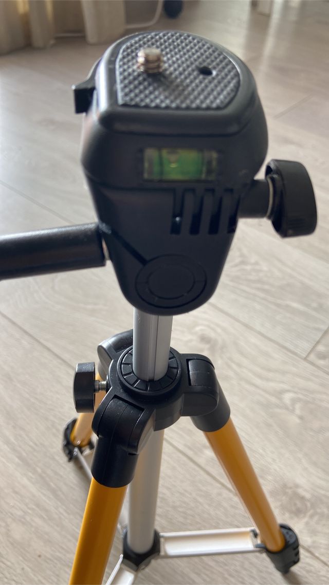 Trípode con nivel