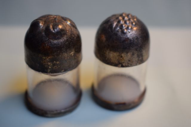 2 sale pepe antichi in plastica con tappo metallo