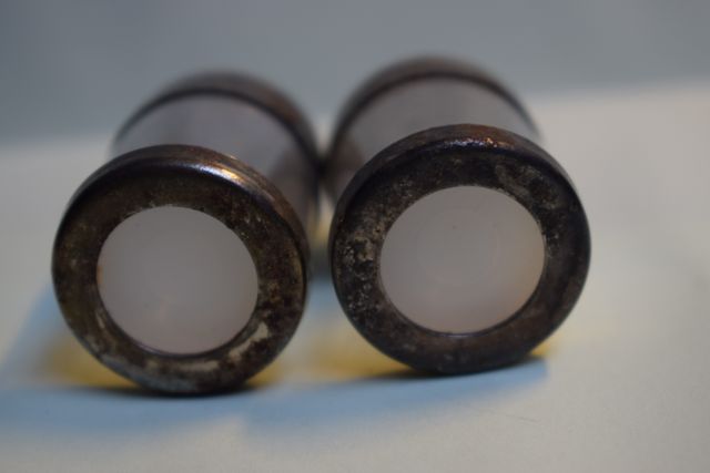 2 sale pepe antichi in plastica con tappo metallo