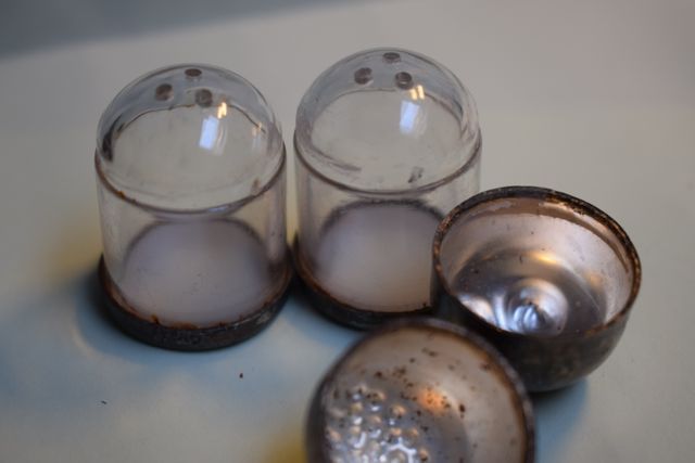 2 sale pepe antichi in plastica con tappo metallo