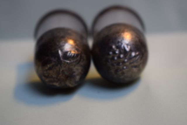 2 sale pepe antichi in plastica con tappo metallo