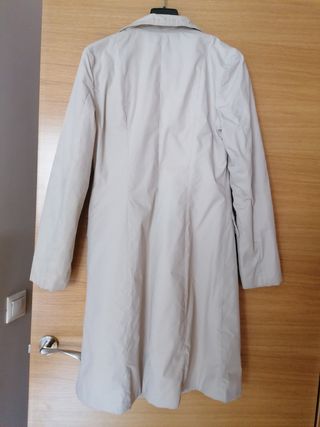 Gabardina de Zara en color crudo. Talla S