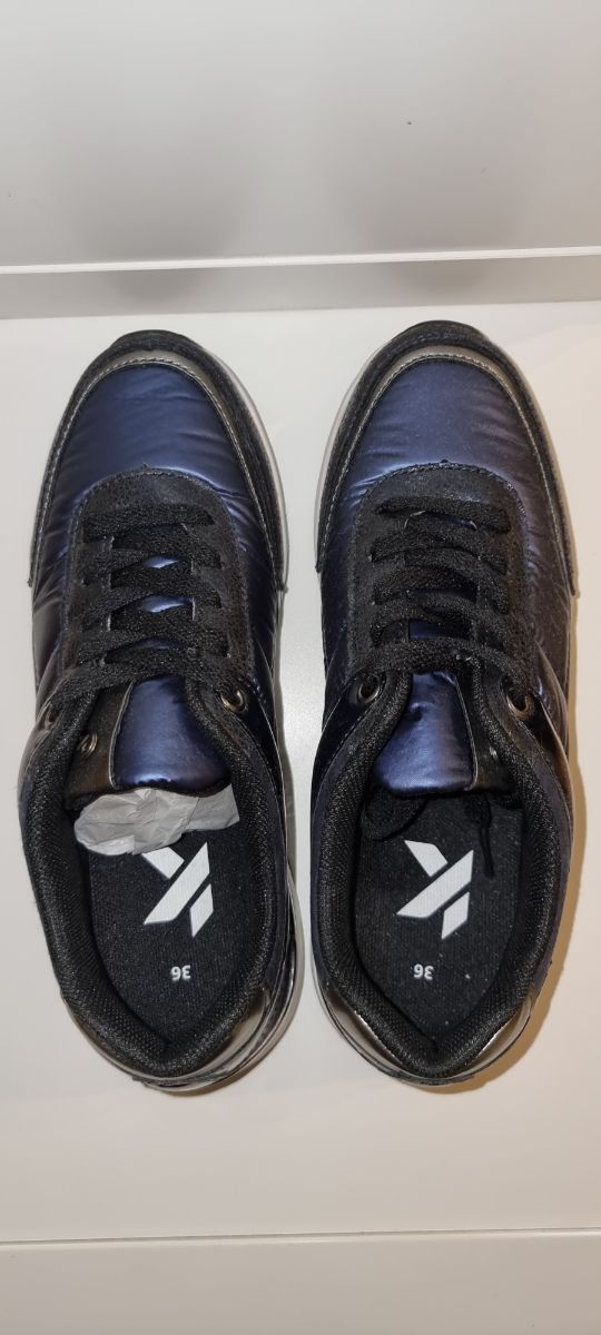 zapatillas azules y negras