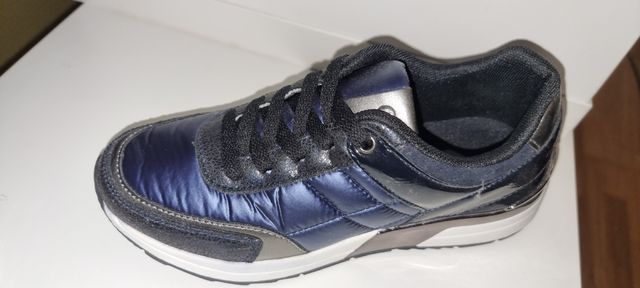 zapatillas azules y negras
