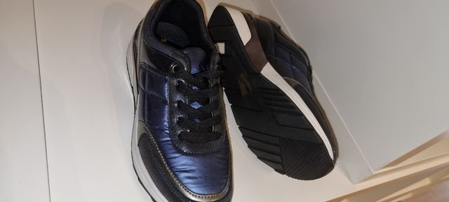 zapatillas azules y negras