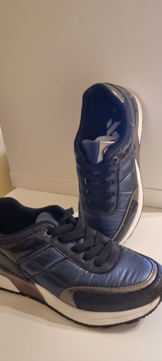 zapatillas azules y negras