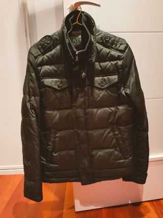 Plumífero negro de Zara