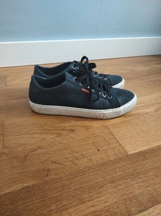 Zapatillas levis azules y blancas