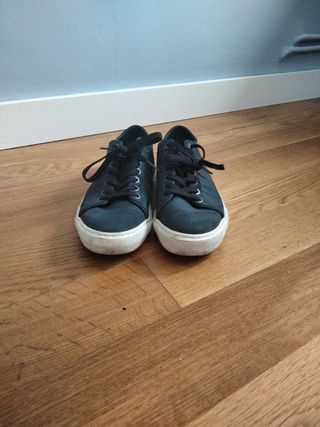 Zapatillas levis azules y blancas