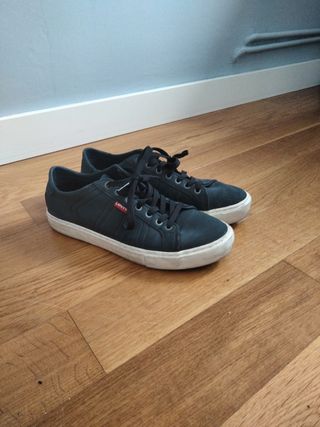 Zapatillas levis azules y blancas