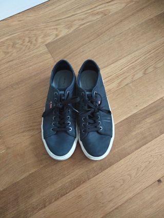Zapatillas levis azules y blancas