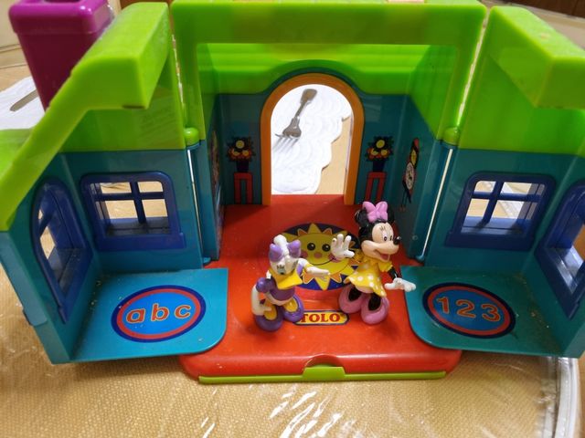 casita con 2 muñecos de