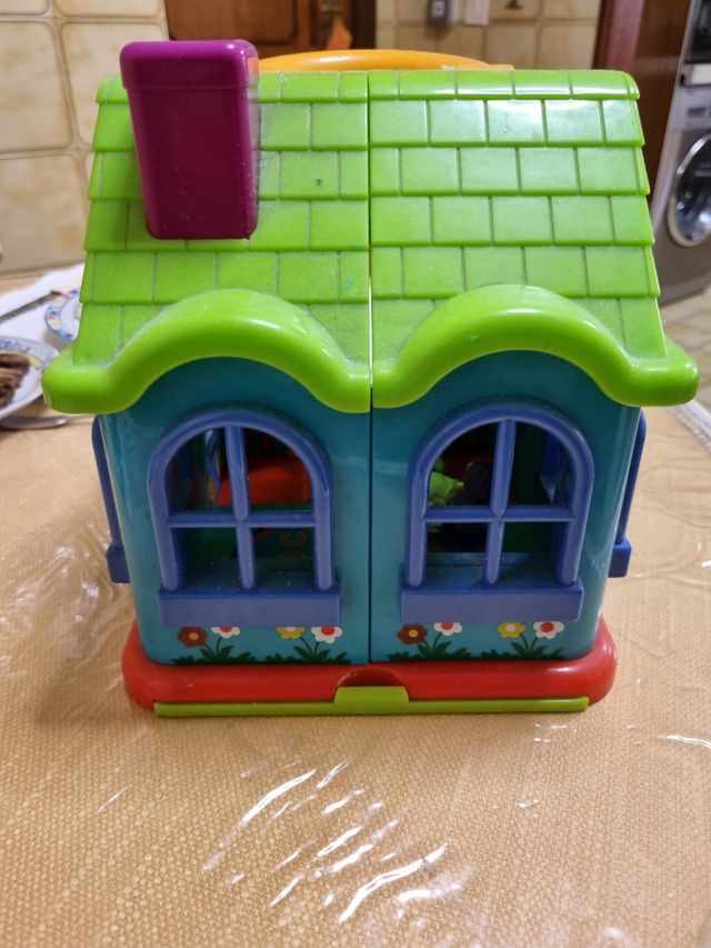 casita con 2 muñecos de