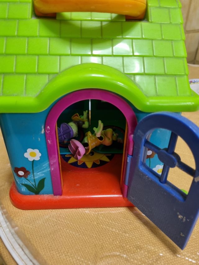 casita con 2 muñecos de