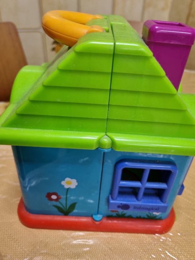 casita con 2 muñecos de