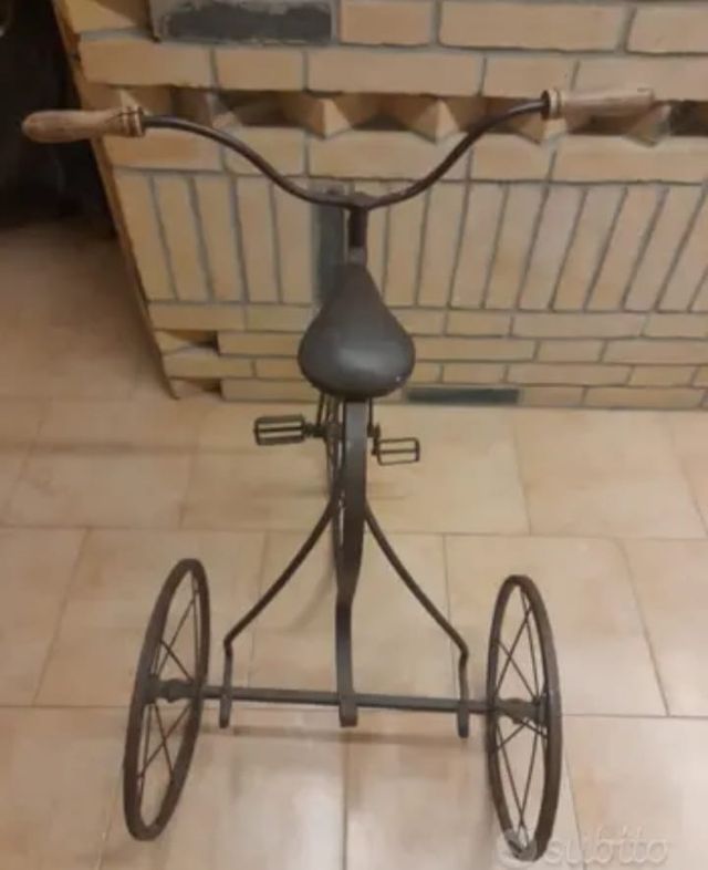 Triciclo d'epoca dell'800