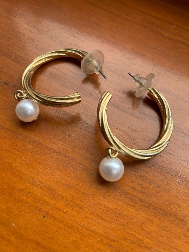 Pendientes dorados con perla
