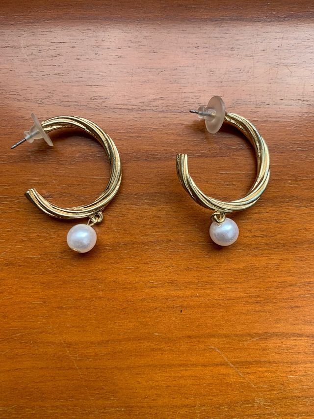 Pendientes dorados con perla