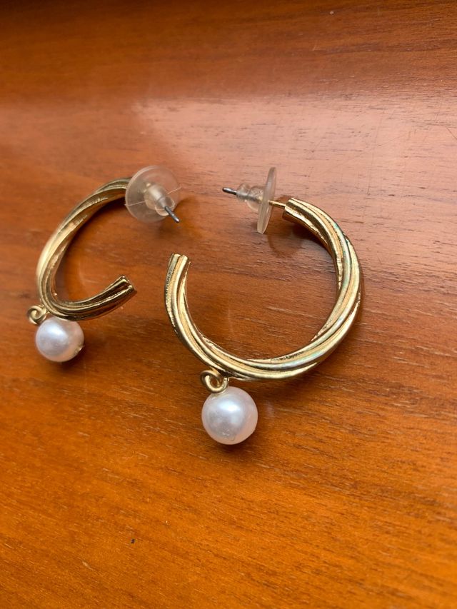 Pendientes dorados con perla