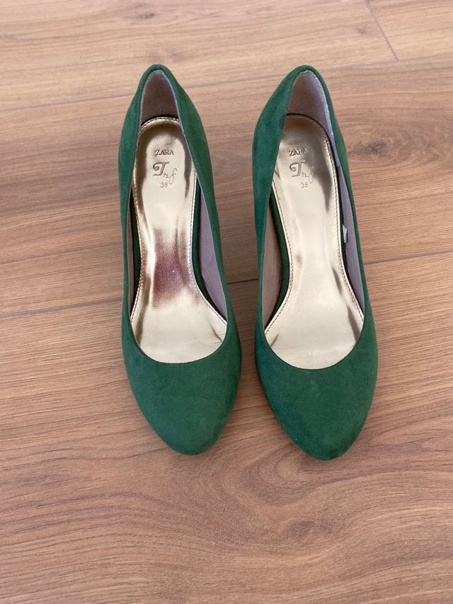Zapato salón color verde Zara