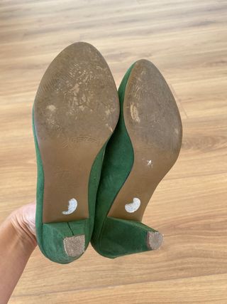 Zapato salón color verde Zara