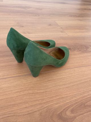Zapato salón color verde Zara