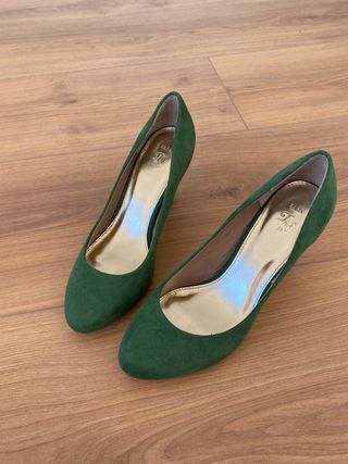 Zapato salón color verde Zara
