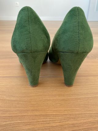 Zapato salón color verde Zara