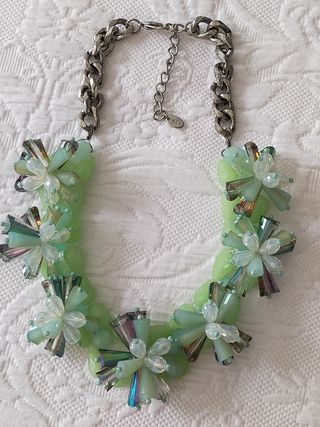 collar en forma de flores de Zara 
