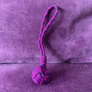 Llavero de bola de cuerda