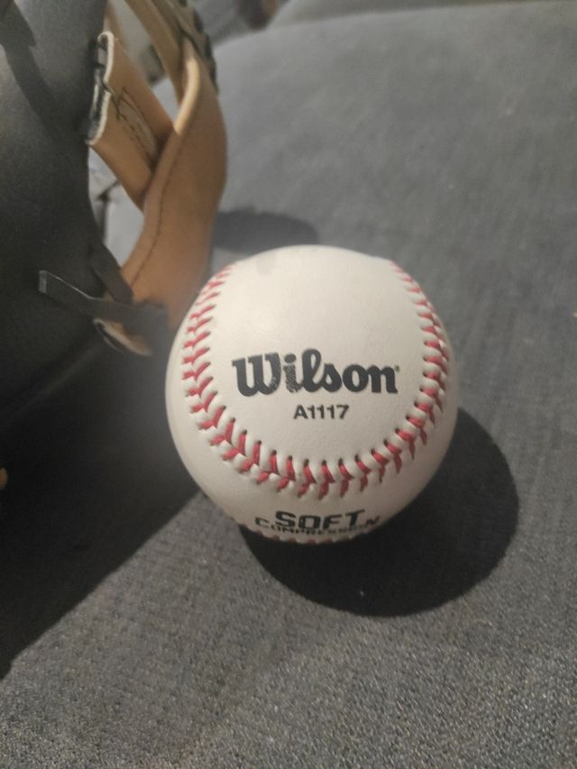 guante y pelota de béisbol para niño de piel.