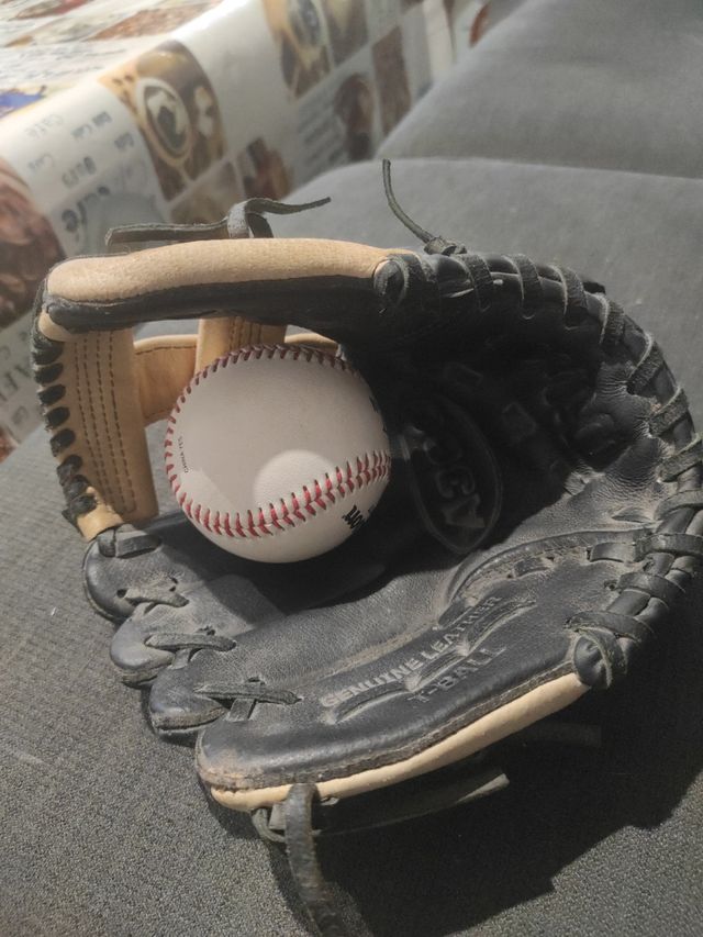guante y pelota de béisbol para niño de piel.