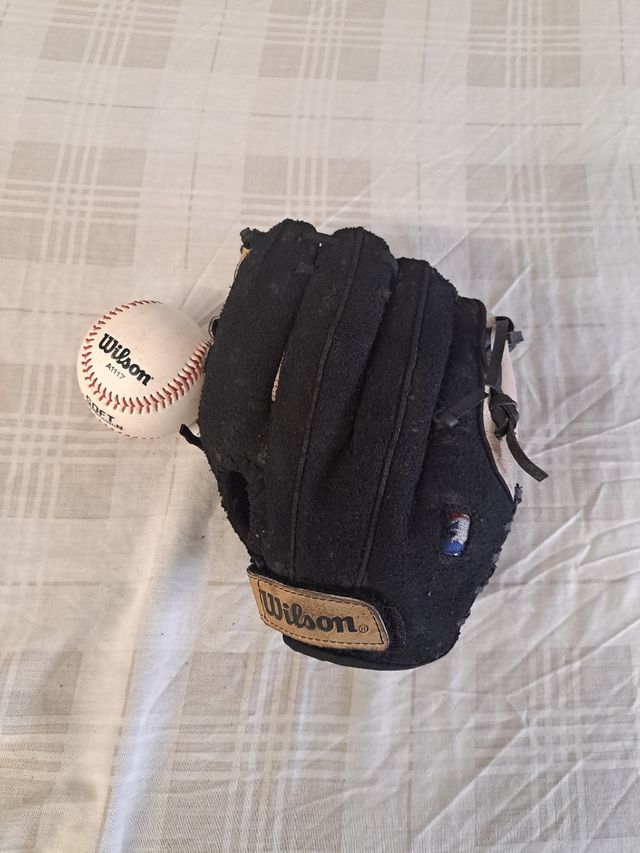 guante y pelota de béisbol para niño de piel.
