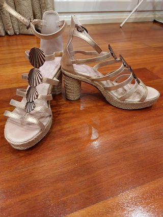 Sandalias doradas de piel adornos metálicos