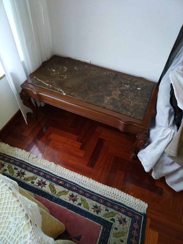 Mesa tresillo, en madera y marmol