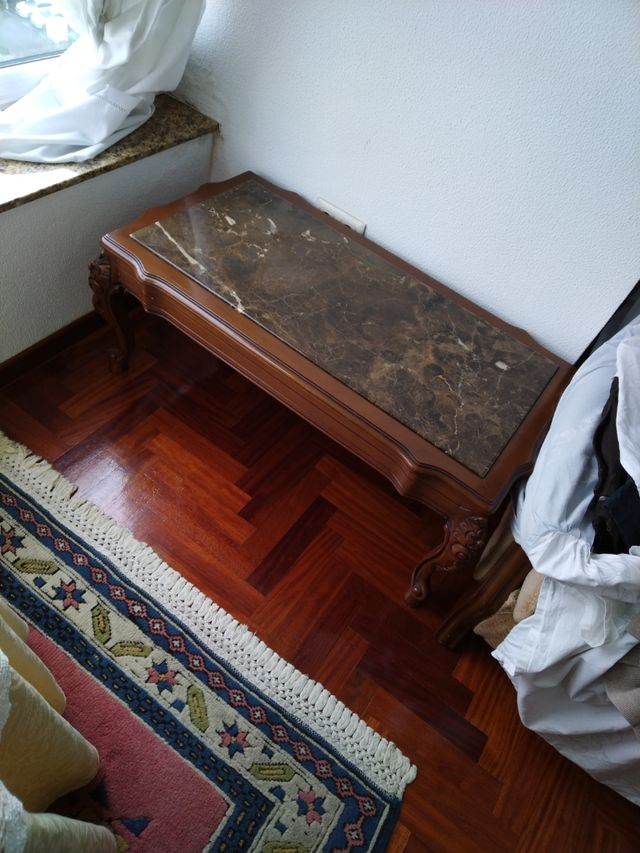 Mesa tresillo, en madera y marmol