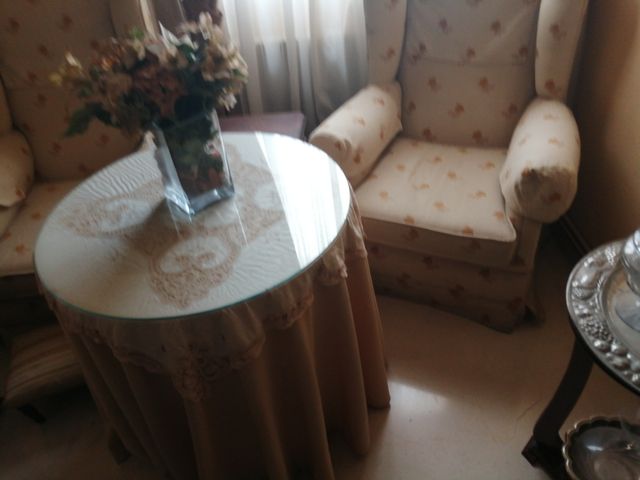 dos sillones de orejeras nuevos co mesita incluida