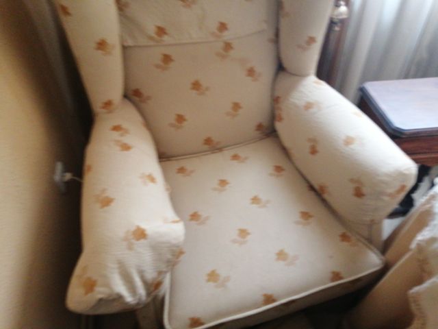 dos sillones de orejeras nuevos co mesita incluida