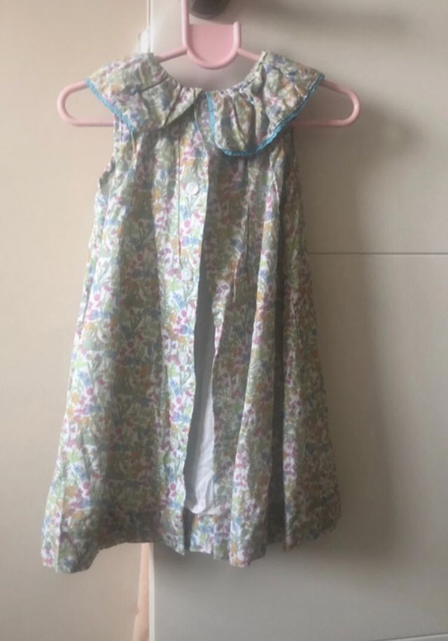 Abito da bambina con collo a V