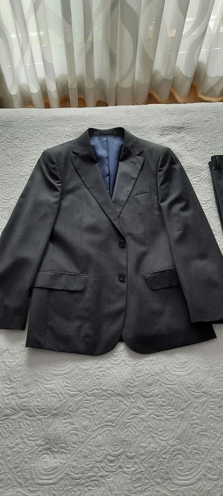 Traje gris