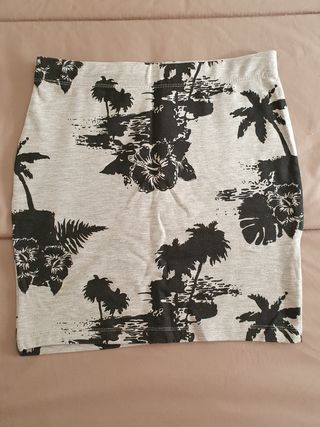Falda corta gris/ negra con dibujo